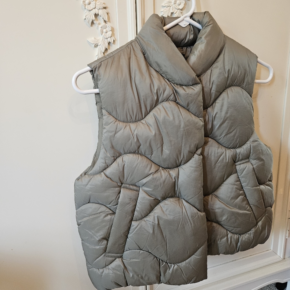 Zara Green Puffer Vest in size 8/9